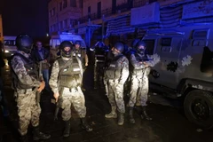 Lực lượng an ninh Jordan bao vây Lâu đài Karak, nơi những kẻ tấn công ẩn nấp ngày 18/12. (Nguồn: AP/TTXVN)