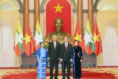 Chủ tịch nước Trần Đại Quang và Phu nhân chụp ảnh chung với Tổng thống Htin Kyaw và Phu nhân tại lễ đón. (Ảnh: Nhan Sáng-/TTXVN)