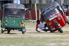 Chơi polo bằng xe Tuk Tuk ở Galle, Sri Lanka. (Nguồn: Reuters)