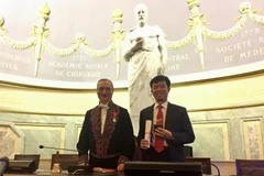 Giáo sư, Tiến sỹ, Nhà giáo Nhân dân Phạm Văn Thức (phải), trong một buổi lễ diễn ra trọng thể tại trụ sở Viện Hàn lâm Y học Quốc gia Pháp ở Paris. (Ảnh: Bích Hà/TTXVN)