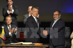 Tổng thống Colombia Juan Manuel Santos (trái) và thủ lĩnh tối cao FARC Timoleon Jimenez. (Nguồn: AFP/TTXVN)