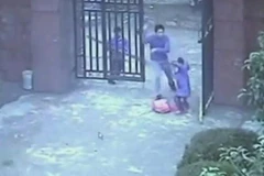 Hình ảnh từ camera giám sát cho thấy Min Yongjun đang tấn công các em học sinh (Nguồn: ibtimes)