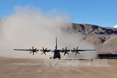 Chiếc C-130 Hercules của Ấn Độ hạ cánh xuống đường băng DBO hôm 20/8 (Nguồn: AFP/TTXVN)