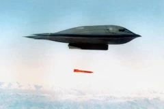Máy bay ném bom B-2 Spirit thả bom nguyên tử B61 (Nguồn: AFP)