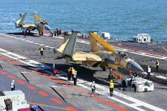 Ảnh minh họa: Máy bay J-15 hạ cánh trên tàu sân bay Liêu Ninh. (Nguồn: THX-TTXVN)