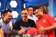 Fabio Cannavaro chơi đá bóng bàn với cổ động viên Việt