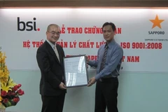 Ông Yasuhiro Hanazawa ,Giám Đốc Nhà máy Sapporo Việt Nam, đại diện nhận chứng chỉ ISO 9001:2008 từ tổ chức BSI.