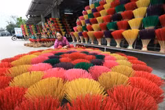 Người dân Thủy Xuân đã phát triển làng nghề truyền thống trở thành một sản phẩm du lịch độc đáo. Cả dãy phố Huyền Trân Công Chúa tràn ngập sắc màu rực rỡ của hương. (Ảnh: Thành Đạt/TTXVN)