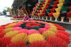 Người dân Thủy Xuân đã phát triển làng nghề truyền thống trở thành một sản phẩm du lịch độc đáo. Cả dãy phố Huyền Trân Công Chúa tràn ngập sắc màu rực rỡ của hương. (Ảnh: Thành Đạt/TTXVN)