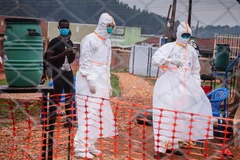 Các bác sỹ làm việc tại khu vực cách ly điều trị cho bệnh nhân nhiễm Ebola tại Mubende, Uganda. (Ảnh: AFP/TTXVN)