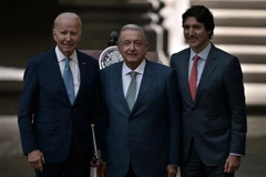 Tổng thống Mỹ Joe Biden, Tổng thống Mexico Andres Manuel Lopez Obrador và Thủ tướng Canada Justin Trudeau tại cuộc gặp ở Mexico City. (Ảnh: AFP/TTXVN)