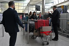 Hành khách tại sân bay Heathrow ở London, Anh. (Ảnh: AFP/TTXVN)