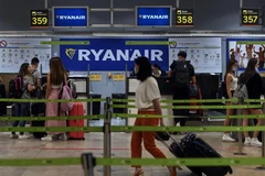 Hành khách làm thủ tục tại khu vực của Hãng hàng không Ryanair ở sân bay Adolfo Suarez Madrid Barajas, Madrid, Tây Ban Nha. (Ảnh: AFP/TTXVN)