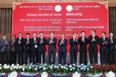 Các quan khách chụp ảnh lưu niệm tại lễ bàn giao, đưa vào sử dụng hai hệ thống. (Ảnh: Bá Thành/TTXVN)