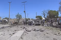 Hiện trường vụ đánh bom xe tại Mogadishu, Somalia. (Ảnh: AFP/TTXVN)