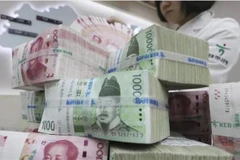 Kiểm đếm đồng tiền giấy mệnh giá 10.000 won của Hàn Quốc (giữa, màu xanh). (Ảnh: AP/TTXVN)