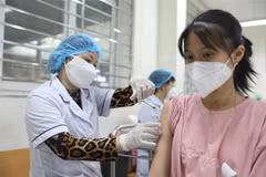 Tiêm vaccine phòng COVID-19 cho người dân. (Ảnh: Minh Quyết/TTXVN)