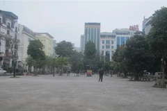 Bãi trông giữ xe giờ "nhường chỗ" cho người dân vui chơi, tập thể thao. (Ảnh: Nguyễn Thắng/TTXVN)