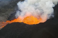 Núi lửa KiLauea trên quần đảo Hawaii phun trào dung nham ngày 17/6/2018. (Ảnh: AFP/TTXVN)