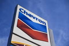 Biểu tượng tập đoàn Chevron tại một trạm xăng ở El Segundo, California, Mỹ. (Ảnh: AFP/TTXVN)