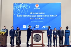 Thứ trưởng Bộ Tài chính Nguyễn Đức Chi đánh cồng khai phiên giao dịch đầu xuân năm 2023. (Ảnh: Hứa Chung/TTXVN)