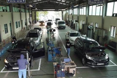 Kiểm tra gầm xe tại Trung tâm Đăng kiểm 29-03V. (Ảnh: Huy Hùng/TTXVN)