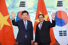 Thủ tướng Phạm Minh Chính tiếp Chủ tịch Quốc hội Hàn Quốc Kim Jin-pyo. (Ảnh: Dương Giang/TTXVN)