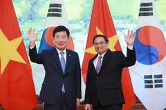 Thủ tướng Phạm Minh Chính tiếp Chủ tịch Quốc hội Hàn Quốc Kim Jin-pyo. (Ảnh: Dương Giang/TTXVN)