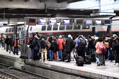 Người đi làm vé tháng đợi lên tàu tại nhà ga Gare de Montparnasse ở Paris, Pháp. (Ảnh: AFP/TTXVN)