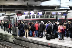 Người đi làm vé tháng đợi lên tàu tại nhà ga Gare de Montparnasse ở Paris, Pháp. (Ảnh: AFP/TTXVN)