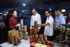 Các đại biểu tham quan gian hàng trong chương trình Chợ Tết công đoàn năm 2023 tại Đồng Nai. (Ảnh: Lê Xuân/TTXVN)