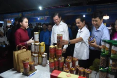 Các đại biểu tham quan gian hàng trong chương trình Chợ Tết công đoàn năm 2023 tại Đồng Nai. (Ảnh: Lê Xuân/TTXVN)