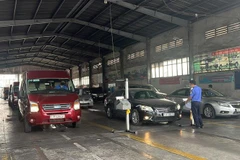 Đăng kiểm viên thực hiện nhiệm vụ tại Trung tâm Đăng kiểm xe cơ giới 50-02S. (Ảnh: Tiến Lực/TTXVN)