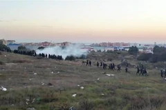 Người di cư từ Maroc tràn vào vùng lãnh thổ Melilla của Tây Ban Nha sau khi trèo qua hàng rào biên giới. (Ảnh: AFP/TTXVN)