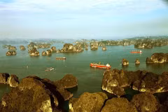 Vịnh Bái Tử Long với hàng nghìn hòn đảo lớn, nhỏ trong sắc xanh của biển, sắc vàng của nắng tạo nên khung cảnh "sơn thủy hữu tình" đầy kỳ thú. (Ảnh: Phạm Hậu/TTXVN)