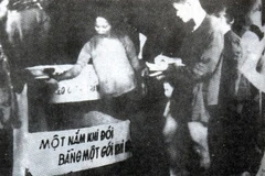 Trong những năm 1945 - 1946, hưởng ứng lời kêu gọi của Đảng và Bác Hồ về chống “giặc đói,” phong trào hũ gạo tiết kiệm,” “ngày đồng tâm”… đã diễn ra rộng khắp trên cả nước. (Ảnh: Tư liệu/TTXVN phát)