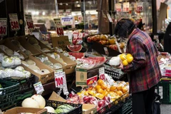 Người dân mua sắm tại một cửa hàng ở Tokyo, Nhật Bản. (Ảnh: AFP/TTXVN)