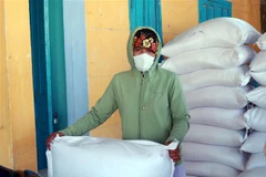 Người dân nhận gạo hỗ trợ của Thủ tướng Chính phủ. (Ảnh: Công Thử/TTXVN)