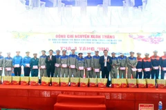 Ông Nguyễn Xuân Thắng tặng quà Tết cho công nhân lao động tại Công ty Cổ phần Á Châu Hoa Sơn (xã Hoa Sơn, huyện Anh Sơn, tỉnh Nghệ An). (Ảnh: Tá Chuyên/TTXVN)