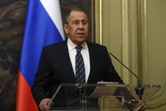 Ngoại trưởng Nga Sergei Lavrov phát biểu trong một cuộc họp báo ở Moskva. (Ảnh: AFP/TTXVN)