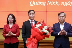 Thường trực Tỉnh ủy Quảng Ninh tặng hoa chúc mừng tân Phó Bí thư Tỉnh ủy, Chủ tịch UBND tỉnh Phạm Đức Ấn (giữa). (Ảnh: Văn Đức/TTXVN)
