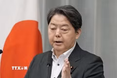 Chánh Văn phòng Nội các Nhật Bản, Yoshimasa Hayashi, trong một cuộc họp báo tại Tokyo. (Ảnh: Kyodo/TTXVN)