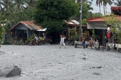 Dung nham lạnh từ núi lửa Kanlaon tràn ngập tại làng Biaknabato, tỉnh Negros Occidental, ngày 5/6/2024. (Ảnh: AFP/TTXVN)