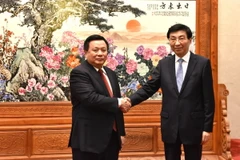 Ông Nguyễn Xuân Thắng hội kiến ông Vương Hộ Ninh, Ủy viên Thường vụ Bộ Chính trị, Chủ tịch Chính hiệp toàn quốc Trung Quốc. (Ảnh: Quang Hưng/TTXVN)