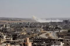 Khói bốc lên trong cuộc giao tranh tại Daraa, Syria. (Ảnh: THX/TTXVN)