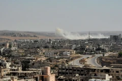 Khói bốc lên trong cuộc giao tranh tại Daraa, Syria. (Ảnh: THX/TTXVN)