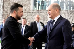 Tổng thống Ukraine Volodymyr Zelensky (trái) đón Thủ tướng Đức Olaf Scholz tại Kiev. (Ảnh: Getty Images/TTXVN)