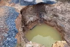 Hố sụt lún trên tuyến đường gom dân sinh cao tốc Phan Thiết-Dầu Giây đoạn qua địa bàn xã Xuân Tâm, huyện Xuân Lộc. (Nguồn: Báo Đồng Nai)