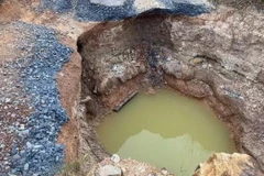 Hố sụt lún trên tuyến đường gom dân sinh cao tốc Phan Thiết-Dầu Giây đoạn qua địa bàn xã Xuân Tâm, huyện Xuân Lộc. (Nguồn: Báo Đồng Nai)