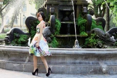 Mặc váy ôm xòe lung linh như sao Hollywood vào mùa Thu